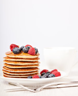 çilek kahvaltı ile krep yığını