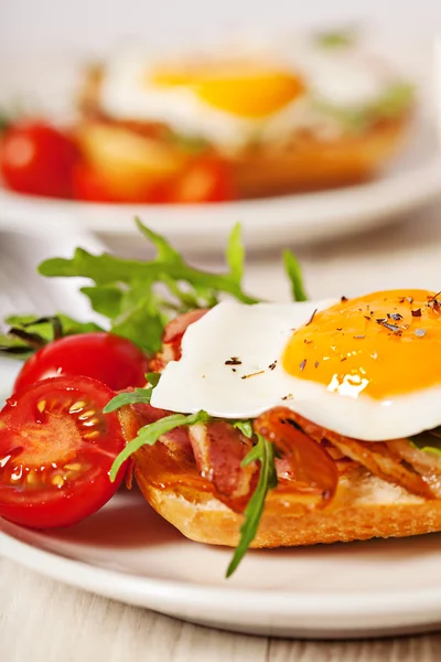 Sandwich aux œufs frits petit déjeuner — Photo