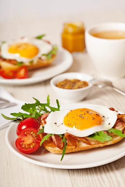 Sandwich aux œufs frits petit déjeuner — Photo