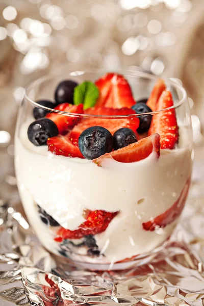 Čerstvý jogurt s lehkou snídani bobule — Stock fotografie