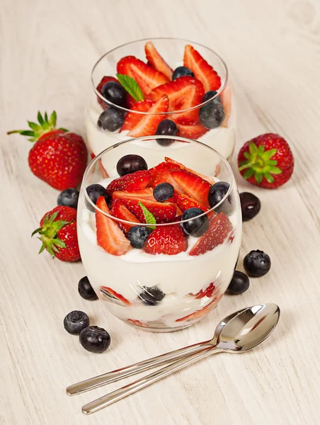 Świeży jogurt z jagody lekkie śniadanie — Zdjęcie stockowe
