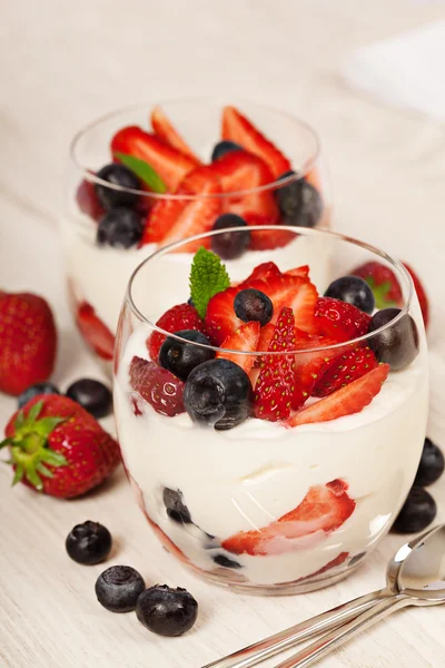 Frischer Joghurt mit Beeren leichtes Frühstück — Stockfoto