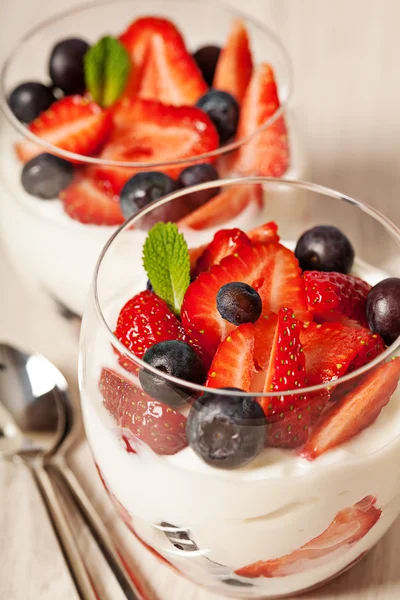 Çilek hafif kahvaltı taze yoğurt — Stok fotoğraf