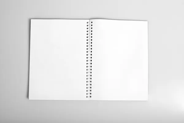 Ouvrir l'album avec des pages blanches — Photo