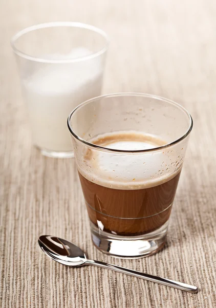 Cortado Kaffeetrinken im Glas — Stockfoto