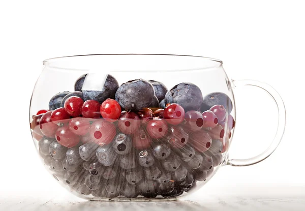 Ассортимент ягод в стеклянной чаше — стоковое фото