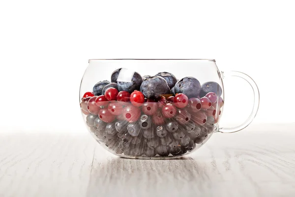 Ассортимент ягод в стеклянной чаше — стоковое фото