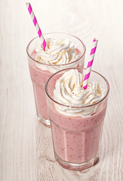 Taze çilekli milkshake yaz içeceği — Stok fotoğraf