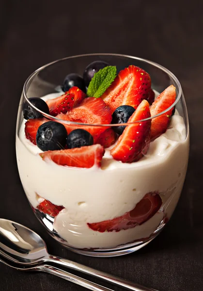 Çilek hafif kahvaltı taze yoğurt - Stok İmaj
