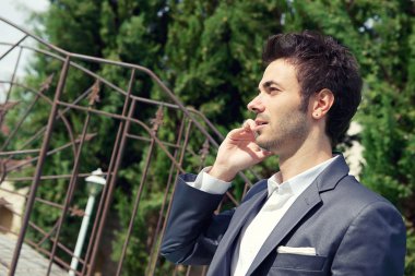 genç işadamı mobile ile fotoğraf çekmek