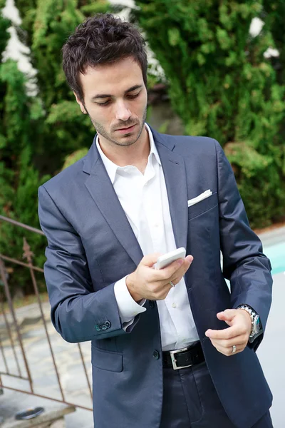 Young business man with phone — Stock Photo, Image
