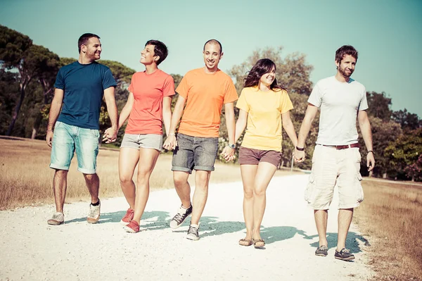 Grupo de caminar juntos al aire libre — Foto de Stock