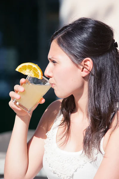 Gelukkig jonge vrouw drinken — Stockfoto