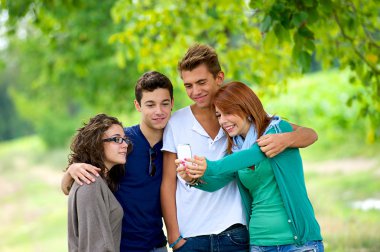 bir fotoğraf için poz genç grup