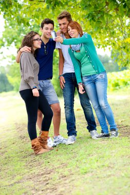 bir fotoğraf için poz genç grup