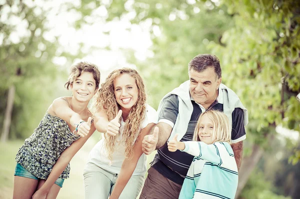 Feliz familia de tres generaciones al aire libre — Foto de Stock