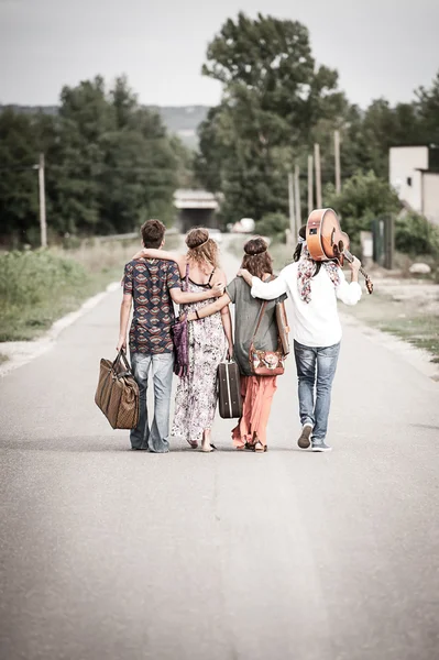 Hippie Grupo Hitchhiking em uma estrada do campo — Fotografia de Stock