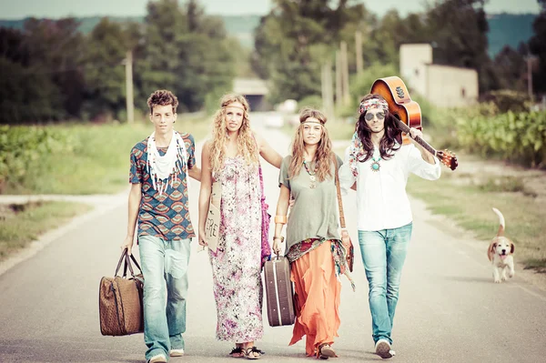 Hippie-Gruppe trampt auf Landstraße — Stockfoto