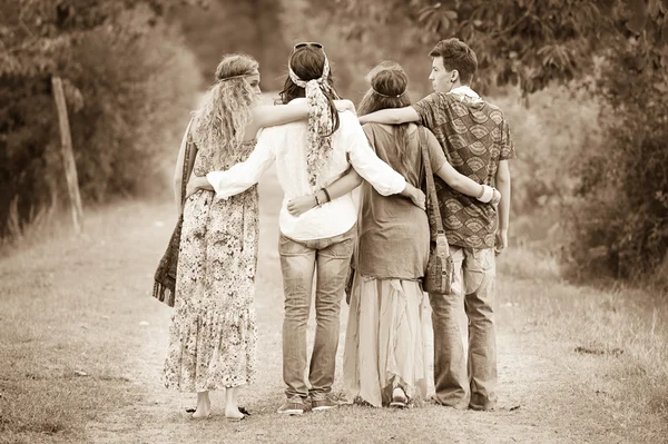 Hippie skupina stopování na venkově road — Stock fotografie