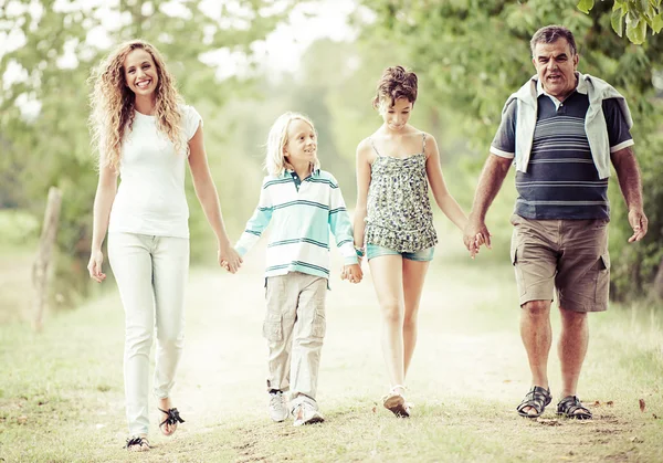 Felice tre generazioni famiglia all'aperto Immagine Stock