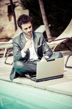 genç iş adamı ile telefon