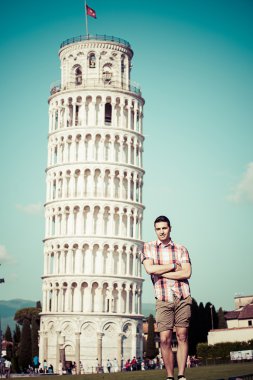 pisa Kulesi olan genç adam