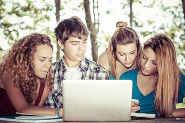 Grup genç öğrencinin kullanarak dizüstü bilgisayar açık, İtalya