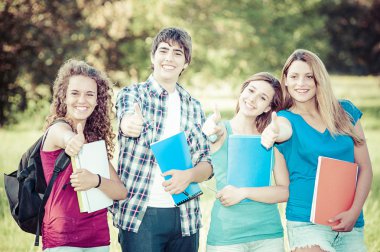 Grup genç öğrencinin kullanarak dizüstü bilgisayar açık, İtalya