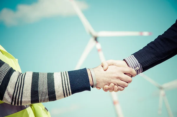 Ingenjörer att ge handskakning i ett vindkraftverk på turbinen — Stockfoto