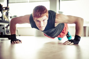 yakışıklı, güçlü biri bir spor salonu vücut geliştirme exe olarak şınav