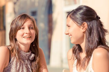 Şehrin iki güzel kadın