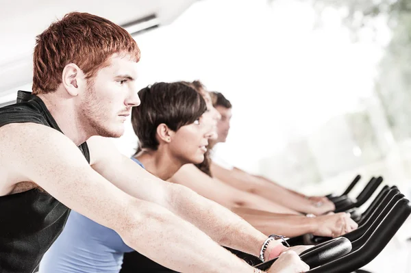 Strong, handsome man doing push-ups in a gym as bodybuilding exe — Stock Photo, Image