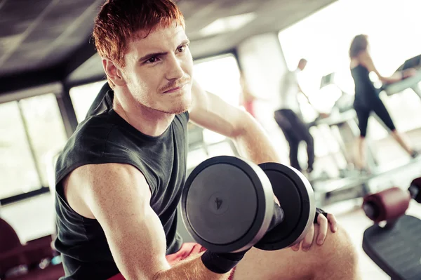 Strong, handsome man doing push-ups in a gym as bodybuilding exe — Stock Photo, Image