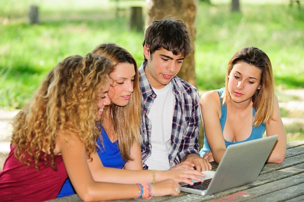 Groep van jonge student met behulp van laptop buiten, Italië — Stockfoto