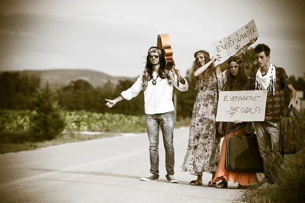 Hippie Group Hitchhiking on a Countryside Road — Stock Photo, Image