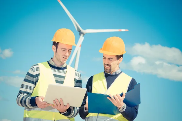 Два інженерів в вітрових турбін електростанція Ліцензійні Стокові Зображення