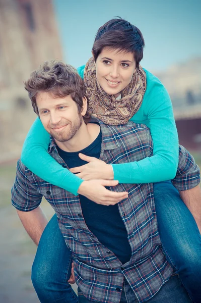 Молодая пара веселится в парке Лицензионные Стоковые Фото