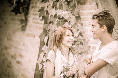 Genç çift parkta eğleniyor.