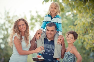 mutlu üç kuşak ailenin açık