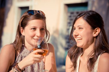 iki genç kadın ile soğuk içecekler tezahürat