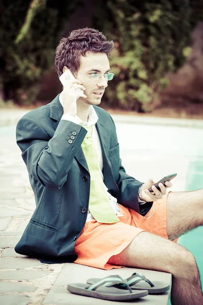 Αστεία νεαρός επιχειρηματίας δίπλα στην πισίνα — Φωτογραφία Αρχείου