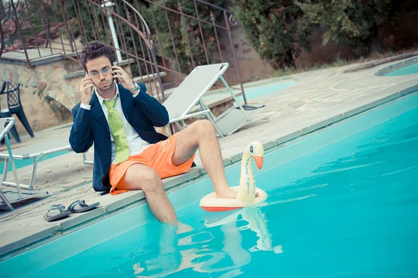 Joven empresario divertido al lado de la piscina — Foto de Stock