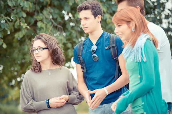Grupp tonåriga vänner utomhus — Stockfoto