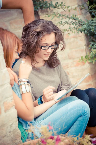 Смеющиеся подростки смотрят на экран тачпада на улице, Ита — стоковое фото