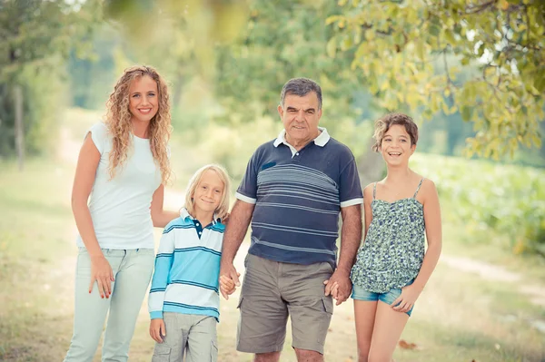 Feliz familia de tres generaciones al aire libre — Foto de Stock