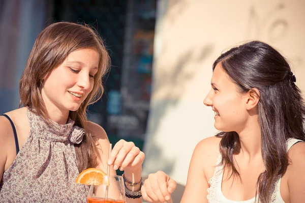 Deux jeunes femmes applaudissant avec des boissons froides — Photo