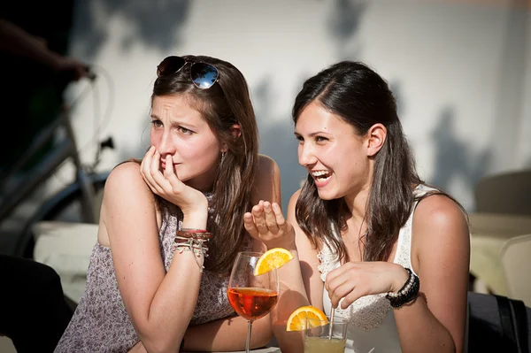 Två unga kvinnor jublar med kalla drycker — Stockfoto