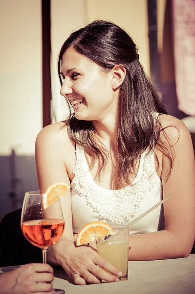 Gelukkig jonge vrouw drinken — Stockfoto