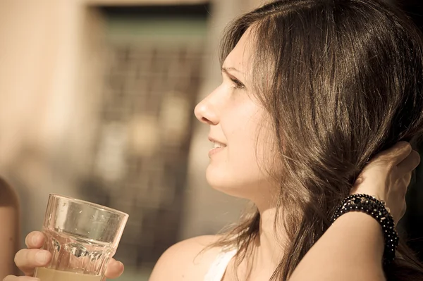 幸せな若い女性の飲酒 — ストック写真