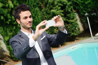 genç işadamı mobile ile fotoğraf çekmek